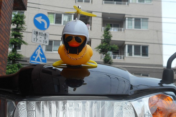 どこでもくっ付き音が鳴って光るアヒル ホワイト バイク 前向き