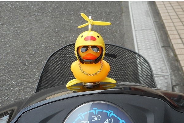 どこでもくっ付き音が鳴って光るアヒル イエロー バイク