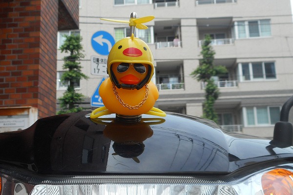 どこでもくっ付き音が鳴って光るアヒル イエロー バイク 前向き